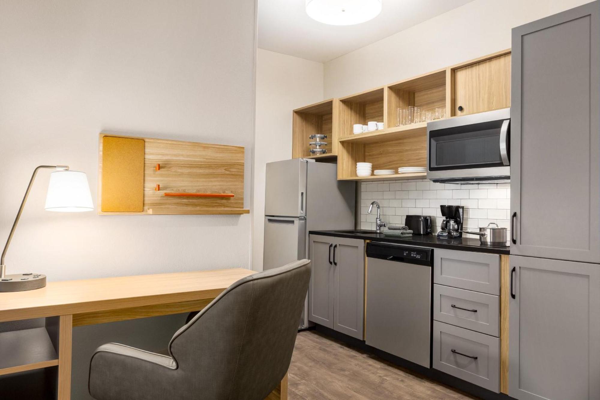 Candlewood Suites Miami - Doral By Ihg Tamiami Exterior photo